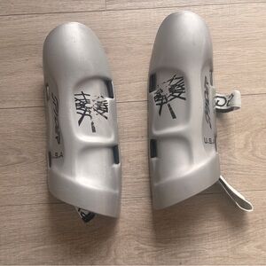Spyder Shin Guards / Protective Leg Guards – Grey – USA Edition